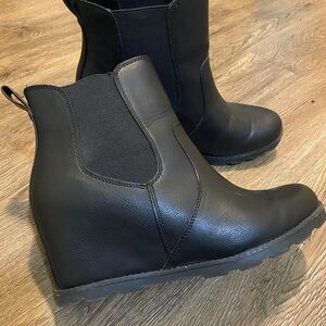SOREL  look alike Black Wedge Boots